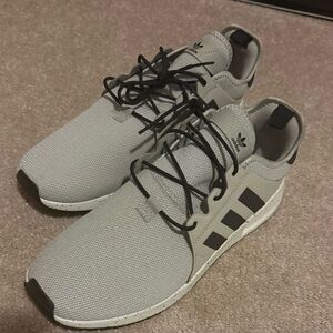 Adidas Men's Light Gray and Black Sneakers